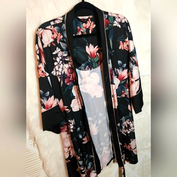 La Vie En Rose Classic Satin Floral Kimono/Robe - Picture 5 of 8